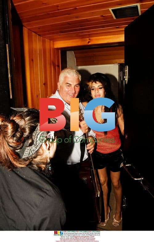 Amy Winehouse signs guitar for fans