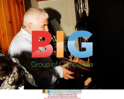 Amy Winehouse signs guitar for fans