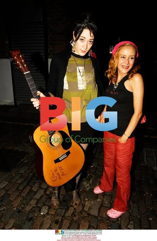Amy Winehouse signs guitar for fans