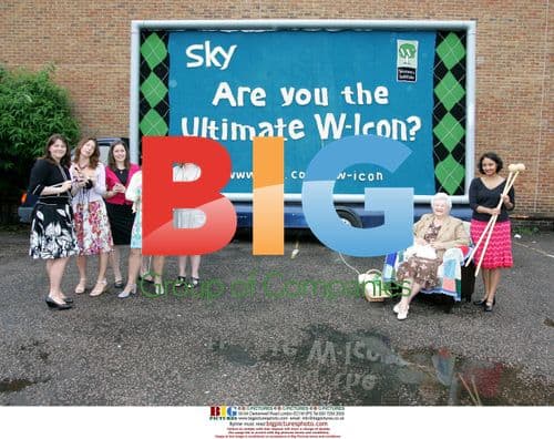 Edith Tunock completes world's first knitted billboard