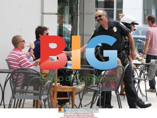 Luke Wilson chatting with police in Santa Monica