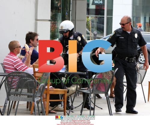 Luke Wilson chats with police in Santa Monica
