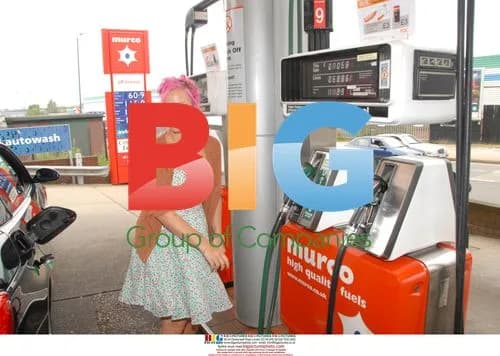 Lily Allen fills up after lunch in London