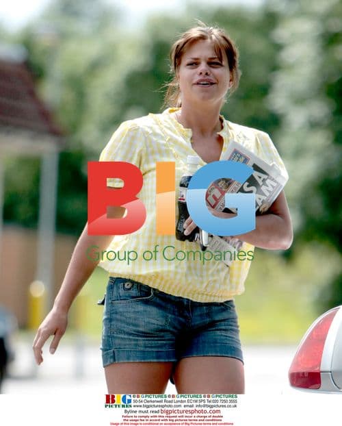 Jade Goody buys newspaper, picks up package
