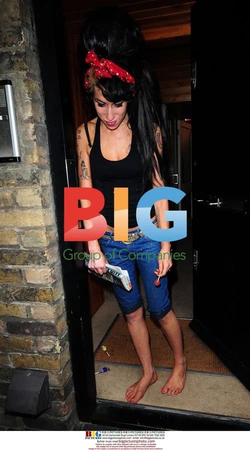 Amy Winehouse talks to paparazzi in London
