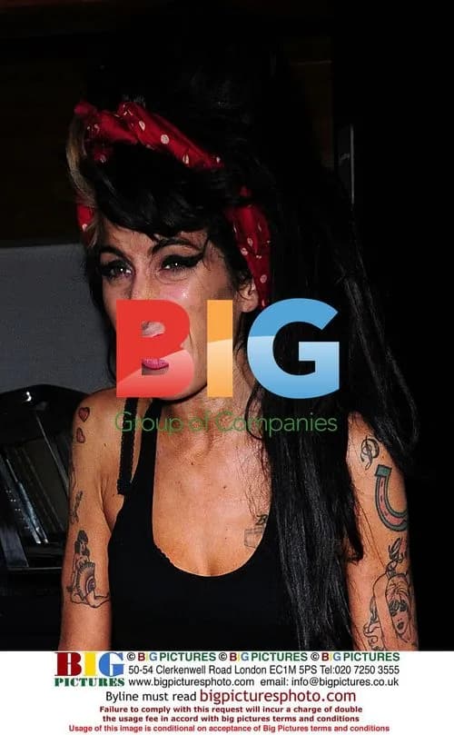 Amy Winehouse Talks to Paparazzi