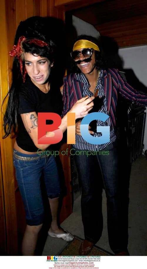 Amy Winehouse talks to paparazzi