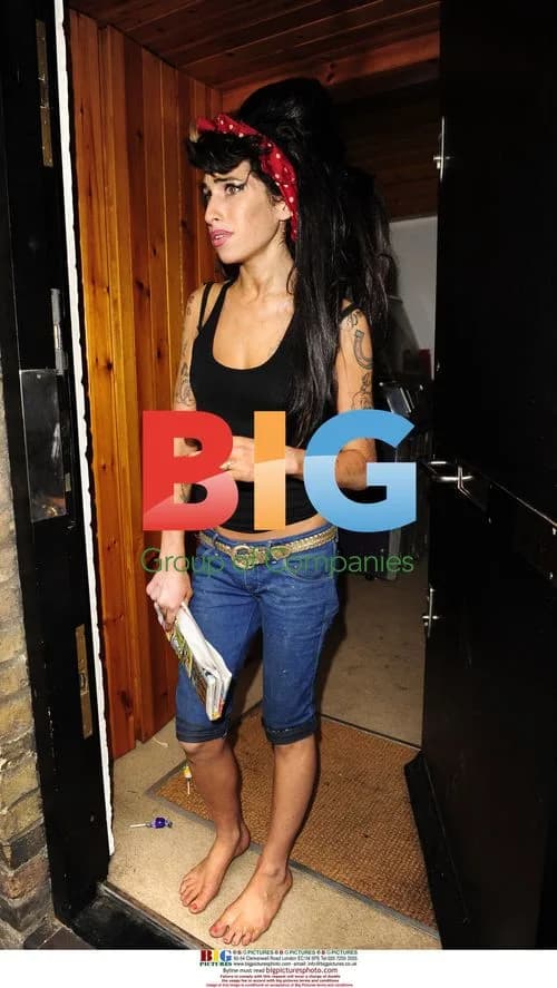 Amy Winehouse Talks to Paparazzi