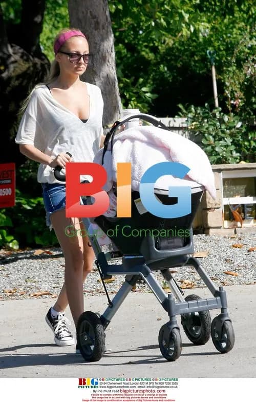 Nicole Richie and daughter Harlow take stroll