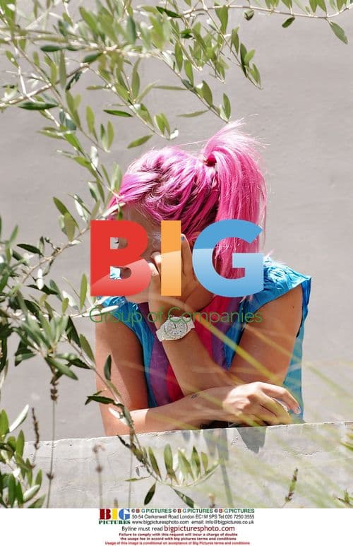 Lily Allen takes lunch break