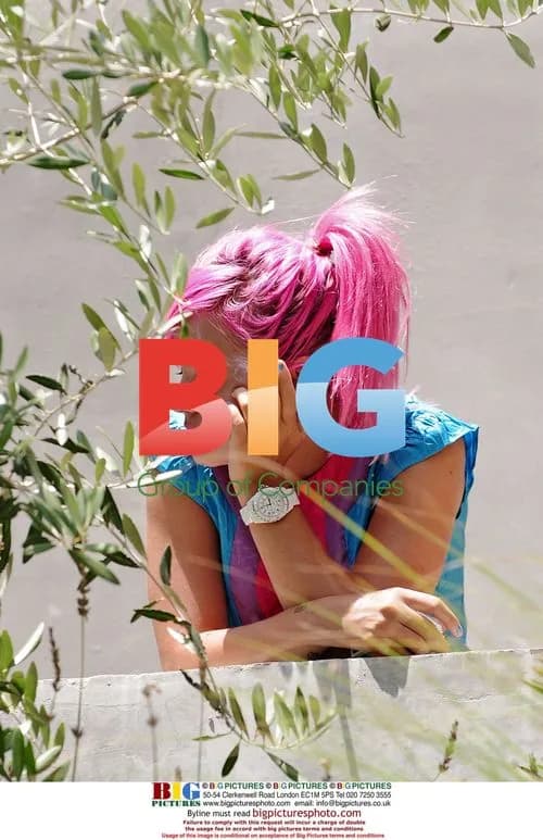 Lily Allen takes lunch break