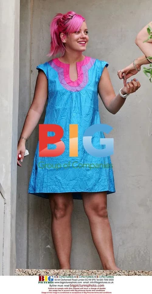 Lily Allen takes a lunch break