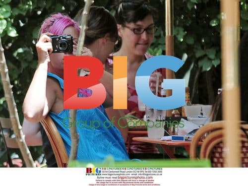 Lily Allen takes a lunch break