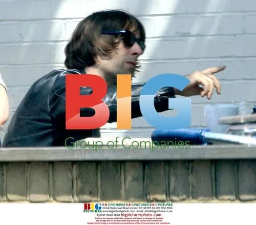 Liam Gallagher Enjoys Drinks with Friends in London