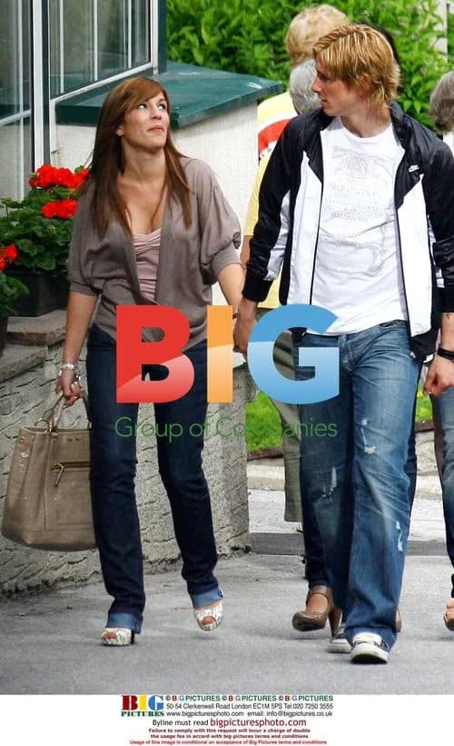 Fernando Torres strolling with girlfriend Olaya