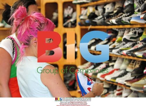 Lily Allen goes shoe shopping in LA