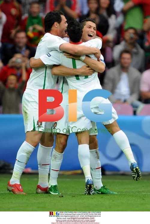 Ronaldo and Quaresma celebrate goal