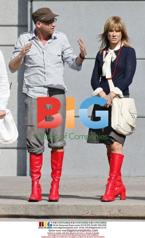 Sandra Bullock and crew on "All About Steve" set