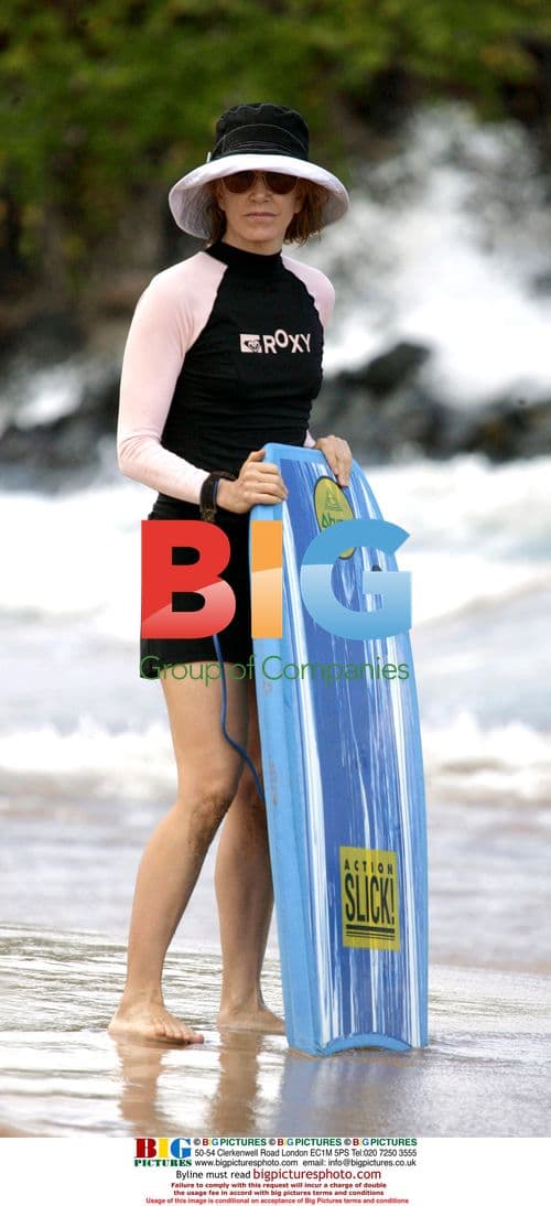 Felicity Huffman relaxes on Maui beach