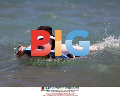 Felicity Huffman relaxes on Maui beach