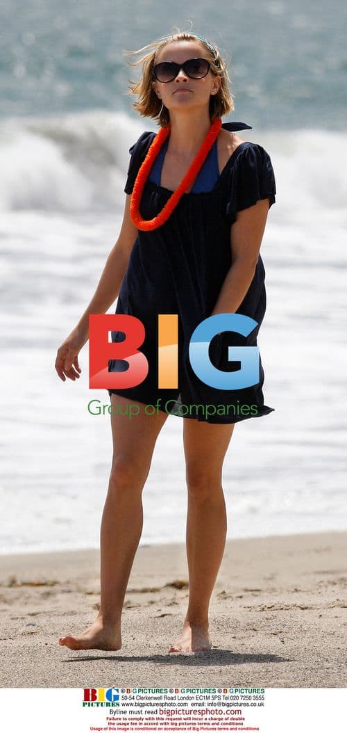 Reese Witherspoon and son make funny faces at Malibu beach