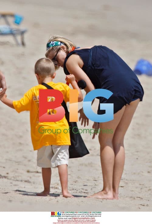 Reese Witherspoon and son make funny faces