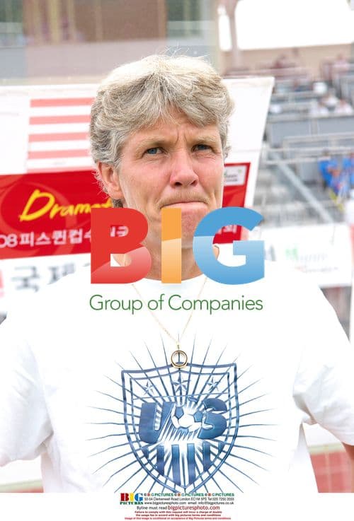 U.S.A. head coach Sundhage Pia watches players