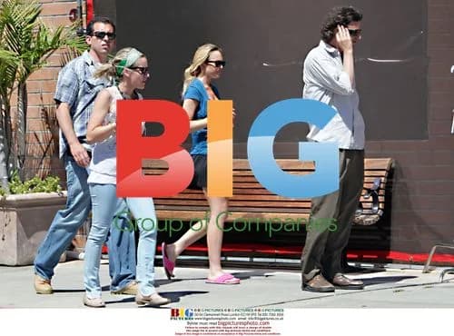 Lindsay Lohan takes smoke break on movie set