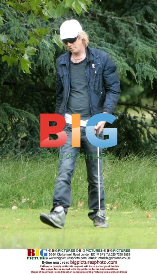 Rhys Ifans plays pitch and putt in London