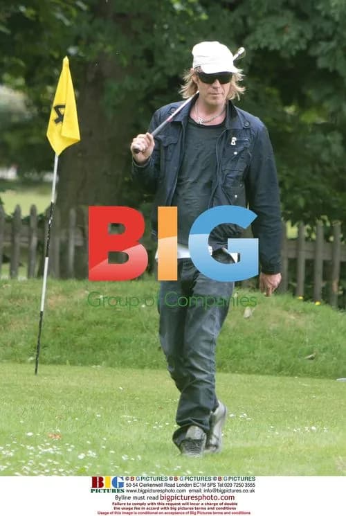 Rhys Ifans plays pitch and putt in London