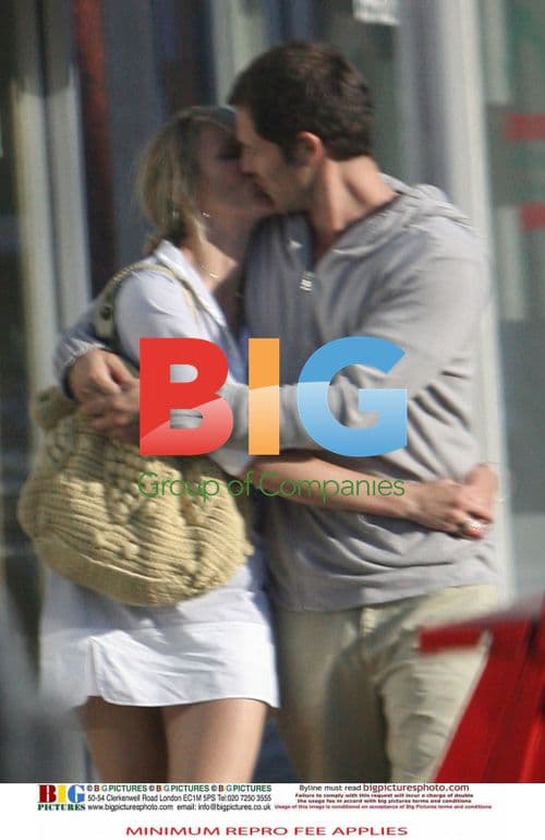Cameron Diaz and Paul Sculfor kiss after dinner