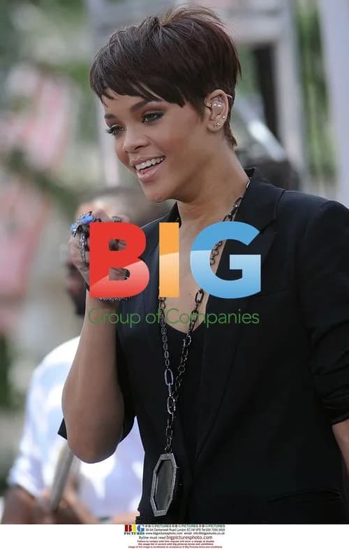 Rihanna performs on 'Good Morning America'