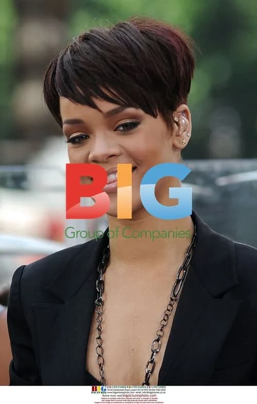 Rihanna performs on GMA in NYC