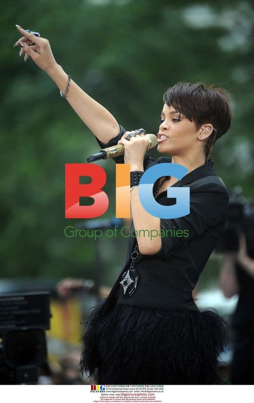 Rihanna Performs on 'Good Morning America'