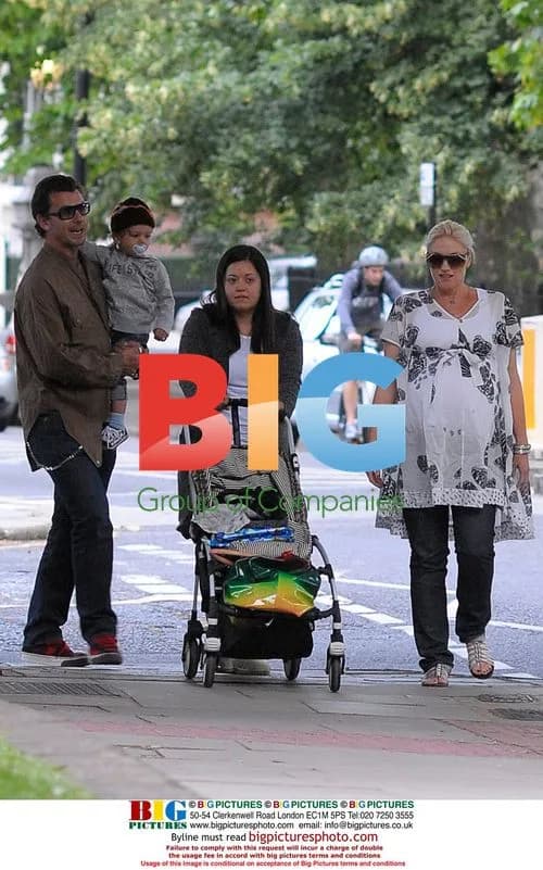 Pregnant Gwen Stefani and family out in London