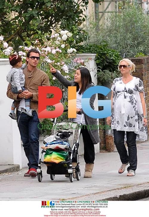 Pregnant Gwen Stefani out with family in London
