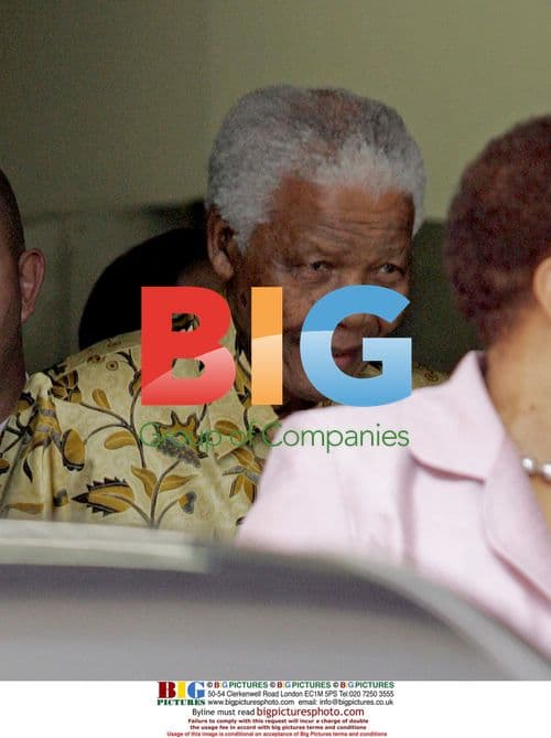 Nelson Mandela and wife leave hotel to meet Queen