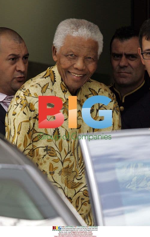 Nelson Mandela leaves hotel for lunch with Queen