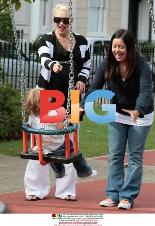Gwen Stefani and Family Enjoy London Stroll