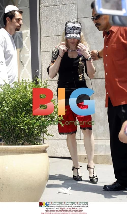 Madonna leaves Kabbalah Centre with kids