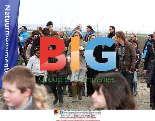 Princess Maxima buries time capsules with children