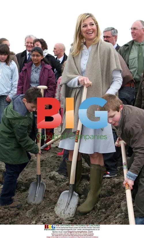 Princess Maxima buries time capsules with children