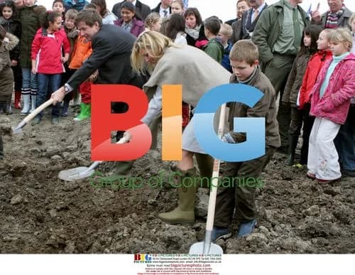 Princess Maxima buries time capsules with children