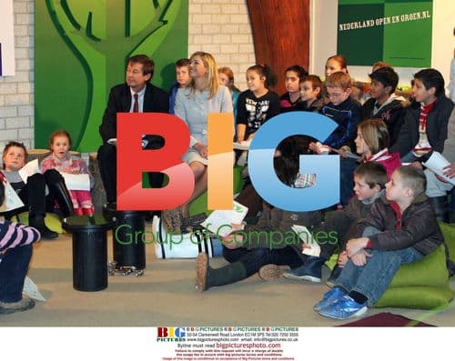 Princess Maxima buries time capsules with children