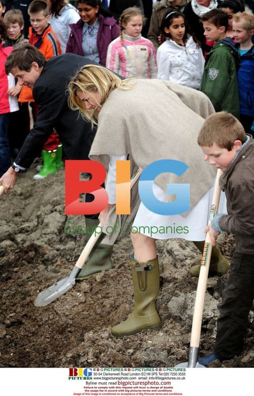 Princess Maxima buries time capsules with children