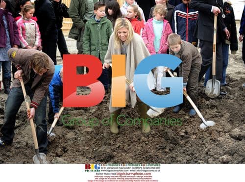 Princess Maxima buries time capsules with children