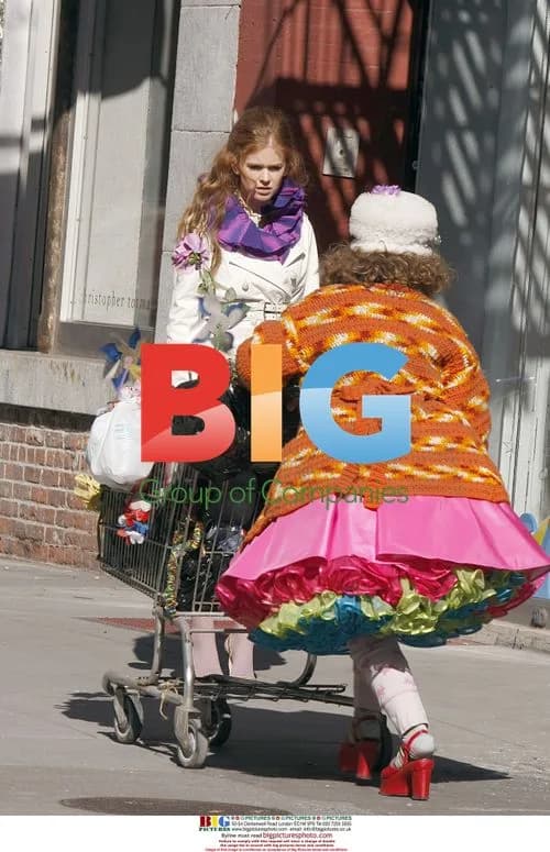 Isla Fisher and Krysten Ritter on 'Confessions of a Shopaholic' set