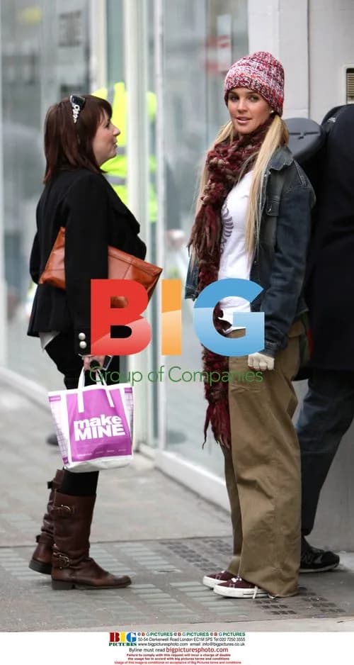 Danielle Lloyd Grabs Bite to Eat in London