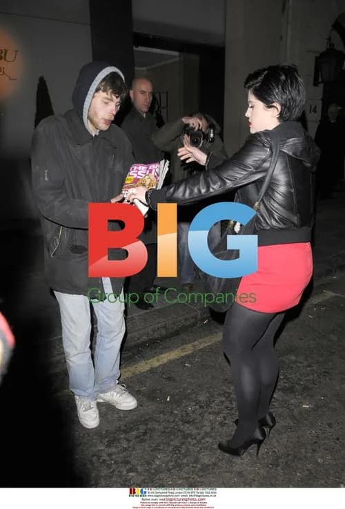 Kelly Osbourne Gives Big Issue Seller £20