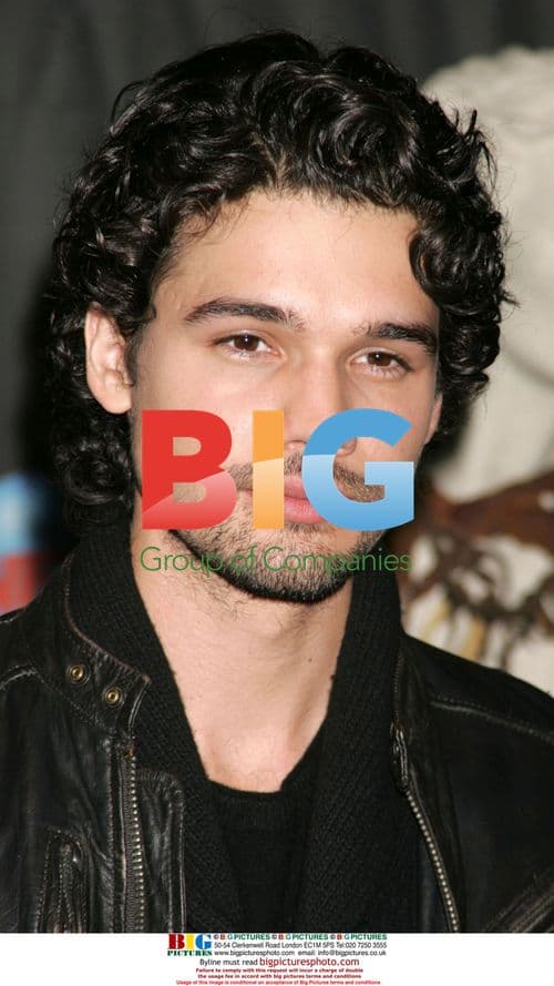 Steven Strait donates '10,000 BC' memorabilia